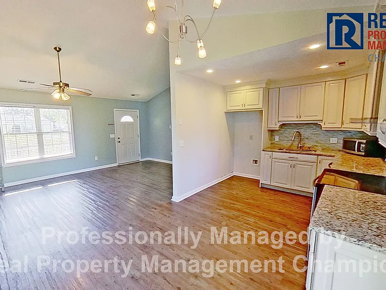802 Plainfield Ct — Photo 11