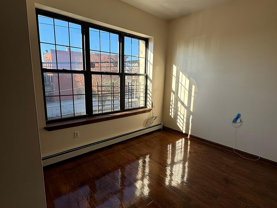 2nd image of 1009 E 217th St
