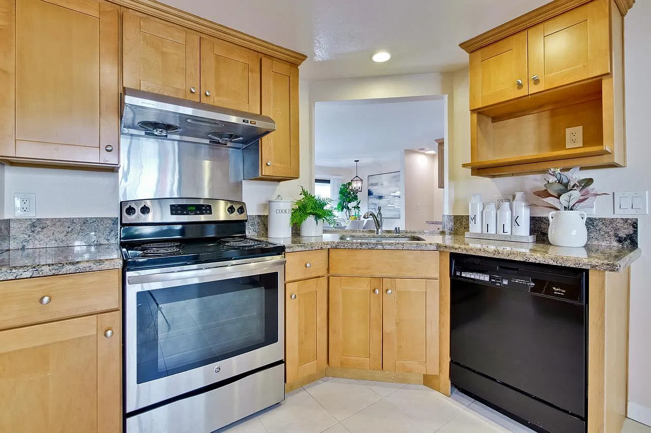 7122 Clarendon St — Photo 2