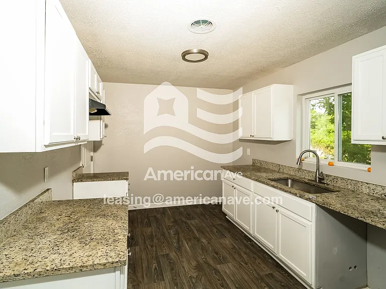 1040899_005_kitchen_6.jpg