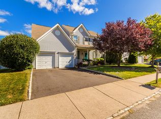 4 Surrey Ln, Burlington, NJ 08016