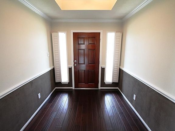  INVITING ENTRANCE WITH CROWN MOLDING, HAND-SCRAPED WOOD FLOORS, CROWN MOLDING & TWO-TONE PAINT