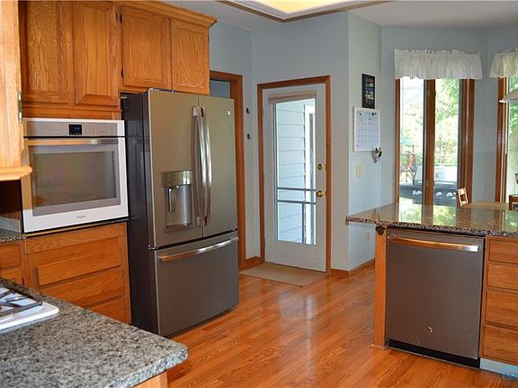 3rd image of 625 Hickory Ct