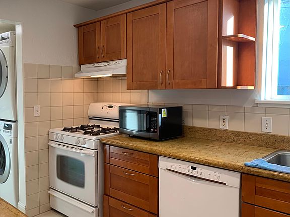 Gas stove and microwave included