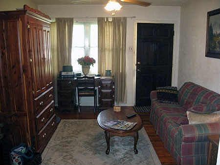 3rd image of 819 Southloop Dr