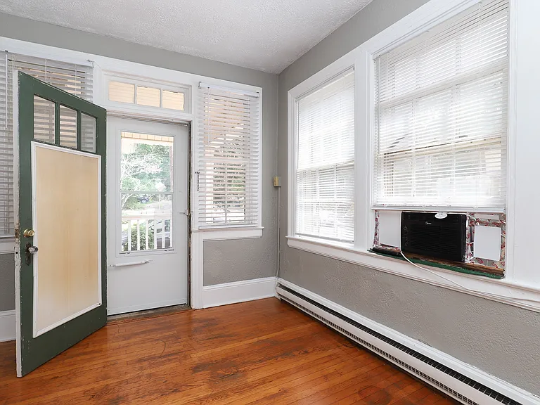 1025 W End Blvd #5 — Photo 2