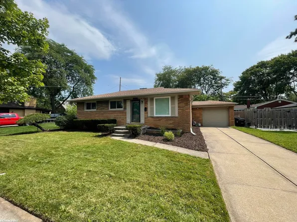 27206 Princeton St, Saint Clair Shores, MI 48081