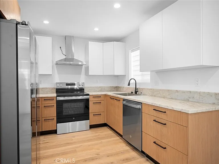 1049 Yarmouth Ave — Photo 10