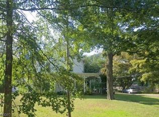 8 Whites Ln, Waldwick, NJ 07463