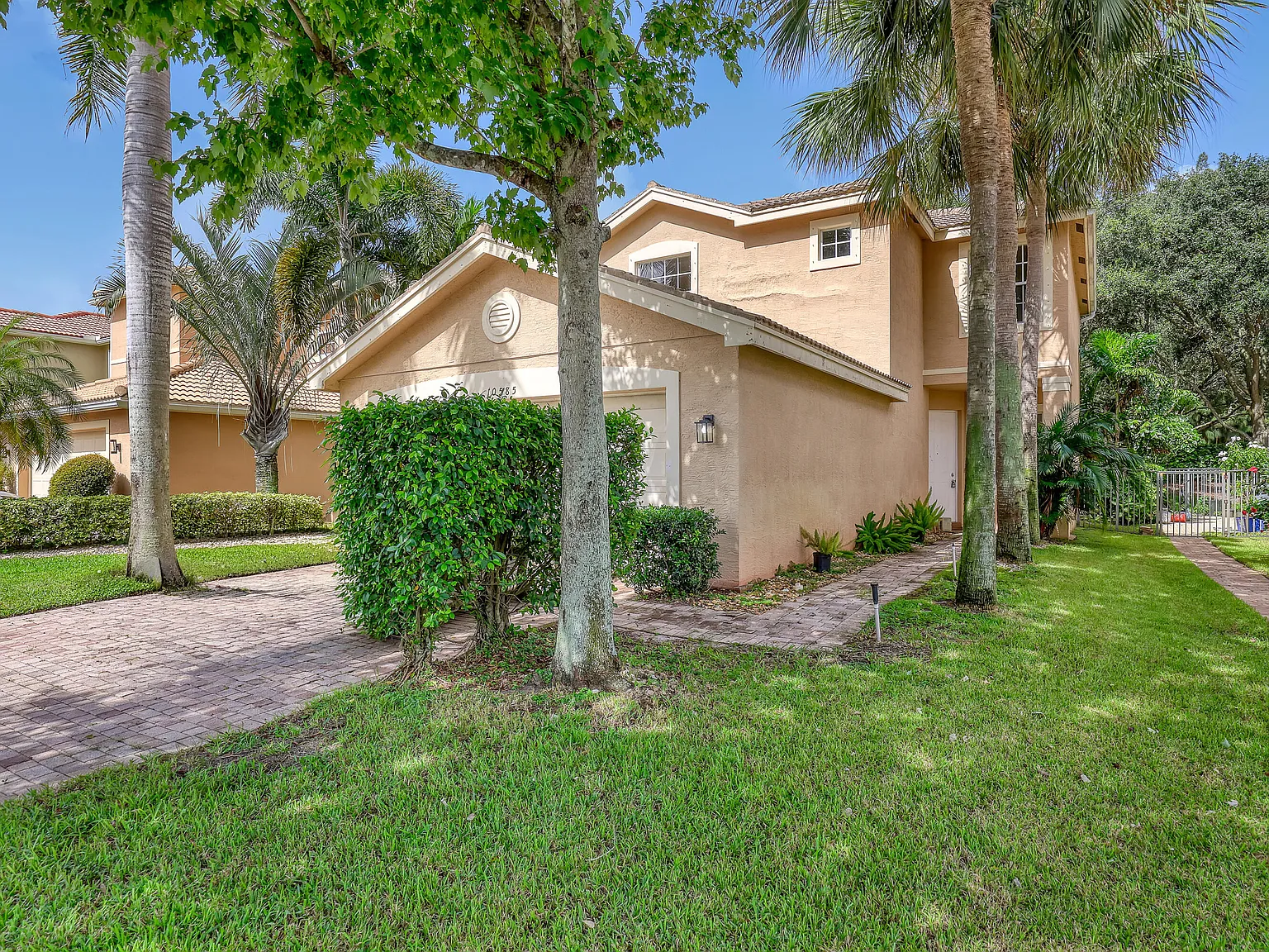 4 bed, 3.0 bath, 2065 sqft, $3,990 — Photo 3