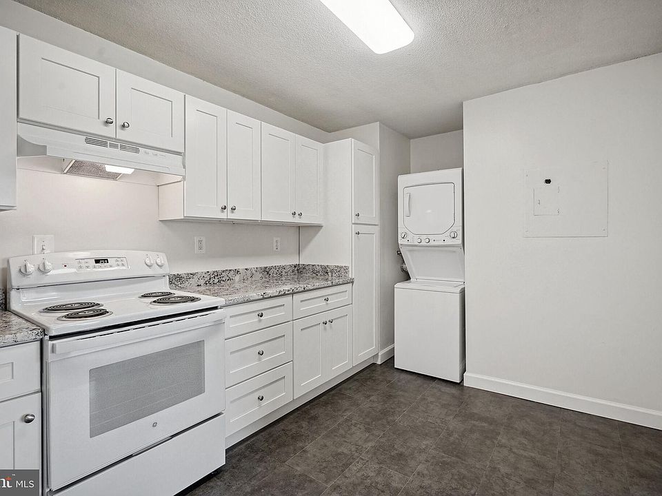 1st image of 307 Yoakum Pkwy #3-1115