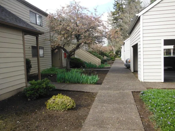 270 N Adams St APT 5, Eugene, OR 97402