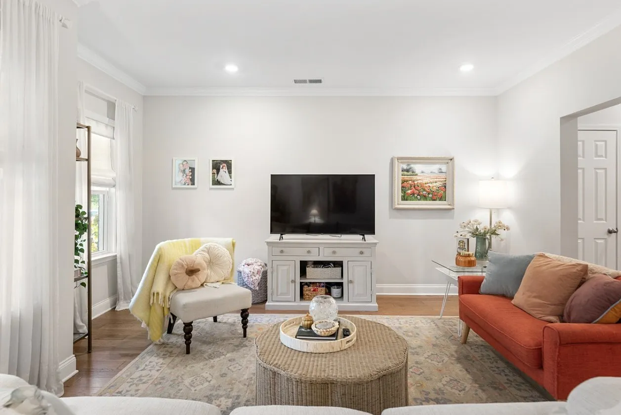 3 bed, 2.5 bath, 1841 sqft, $2,400 — Photo 2