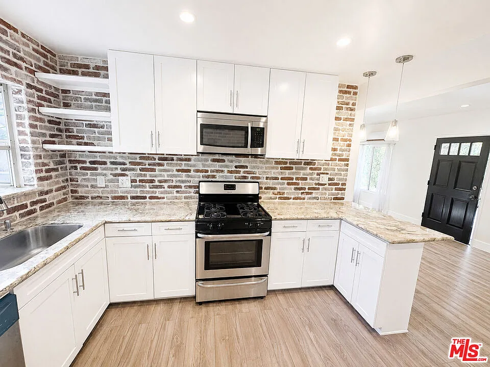 1 bed, 1.0 bath, $2,995 — Photo 3