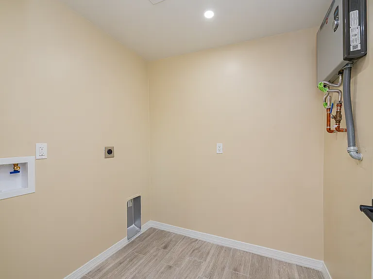 1117 E Illinois St — Photo 15