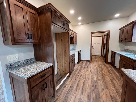 3rd image of 16834 Piper Ln