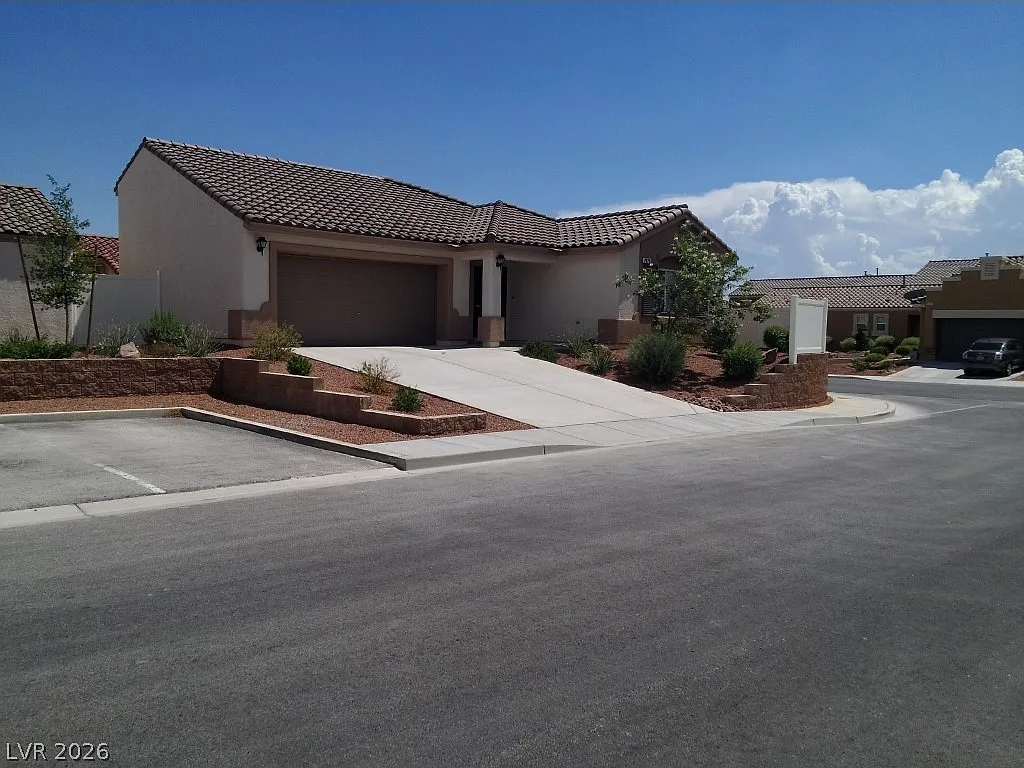 3 bed, 2.0 bath, 1235 sqft, $1,900 — Photo 2