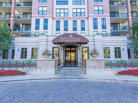 2nd image of 55 W Delaware Pl #208-P052