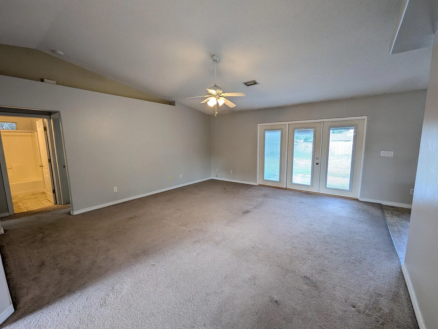 3 bed, 2.0 bath, 1924 sqft, $2,320 — Photo 2