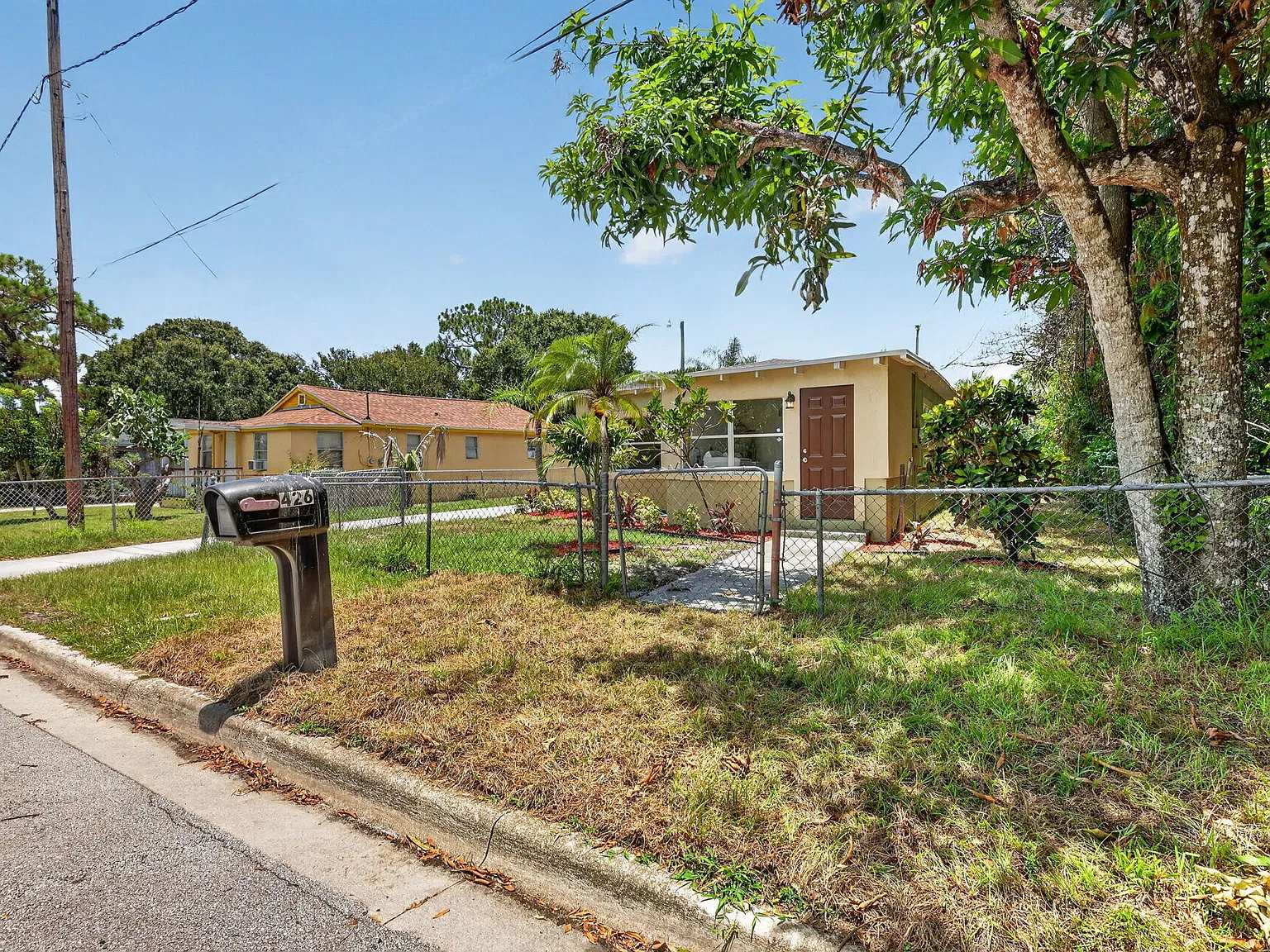 3 bed, 1.0 bath, 1056 sqft, $1,800 — Photo 3