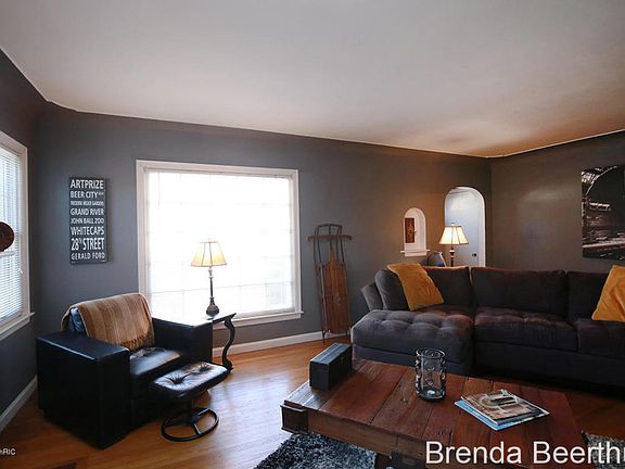 5th image of 952 Ellsmere St NE