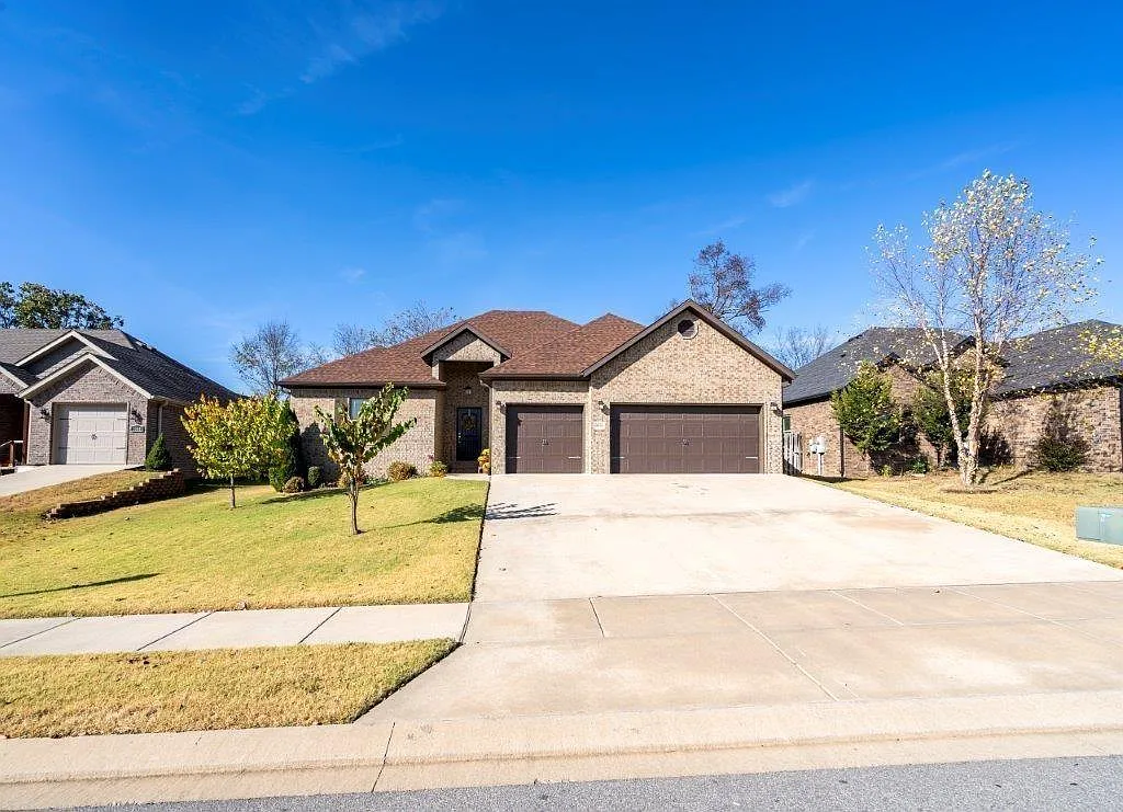3502 Southwest Brittany Road - 1 — Photo 1