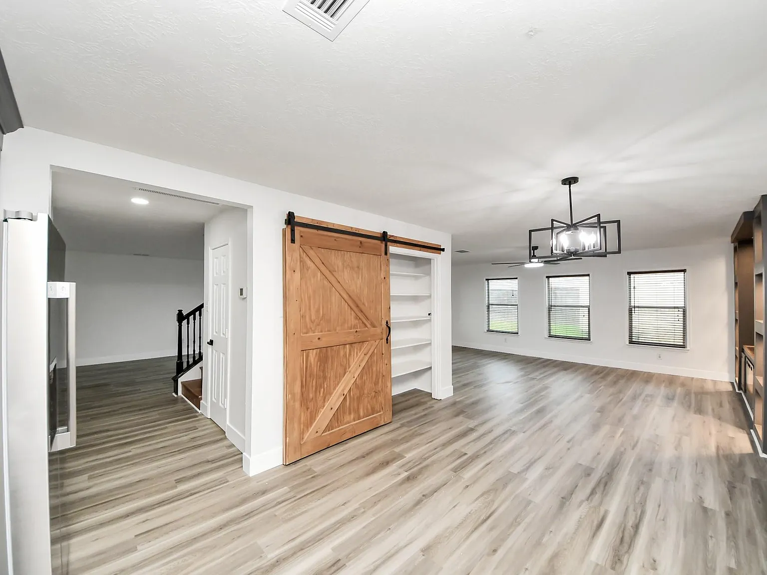 4 bed, 2.5 bath, 2639 sqft, $2,300 — Photo 3