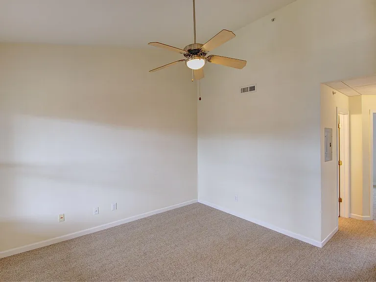 Scholar's Quad Collegiate Apartments — Photo 28