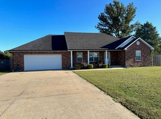 1421 Jones St, Bolivar, MO 65613
