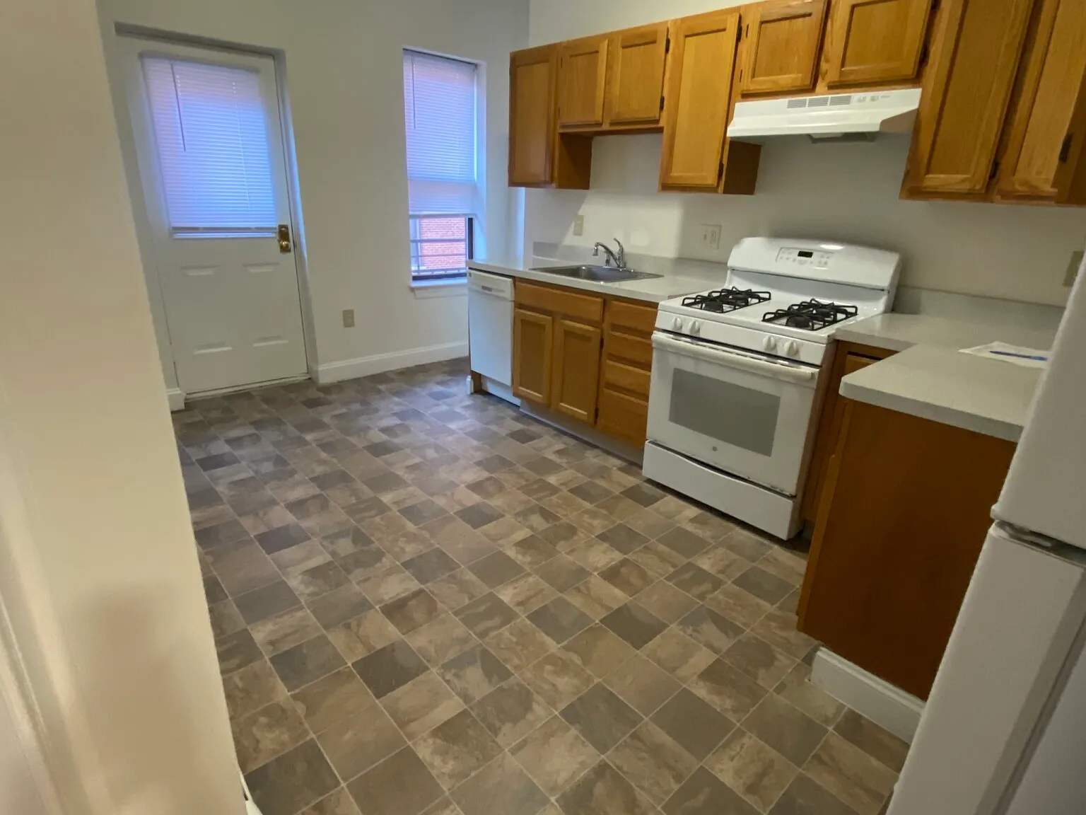 2 bed, 800 sqft, $3,700 — Photo 2
