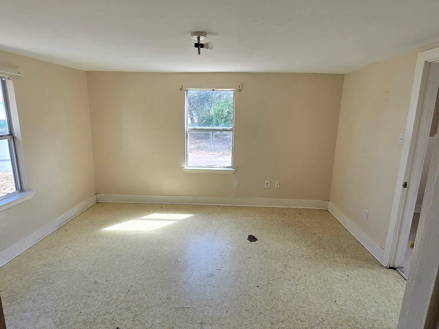 1 bed, 748 sqft, $700 — Photo 3