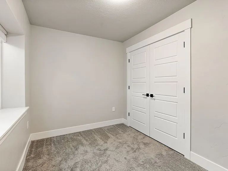 615 N Locust St — Photo 18