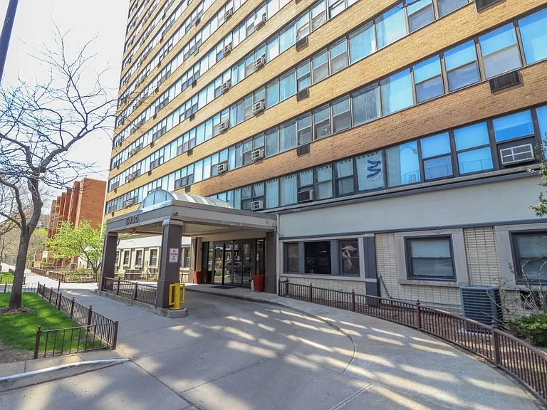6030 N Sheridan Rd #2011 — Photo 2