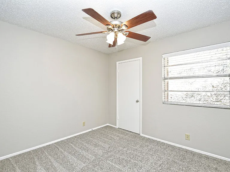 301 Algerita Dr #D — Photo 12