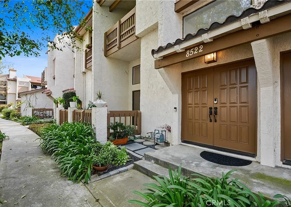 8522 Village Ln