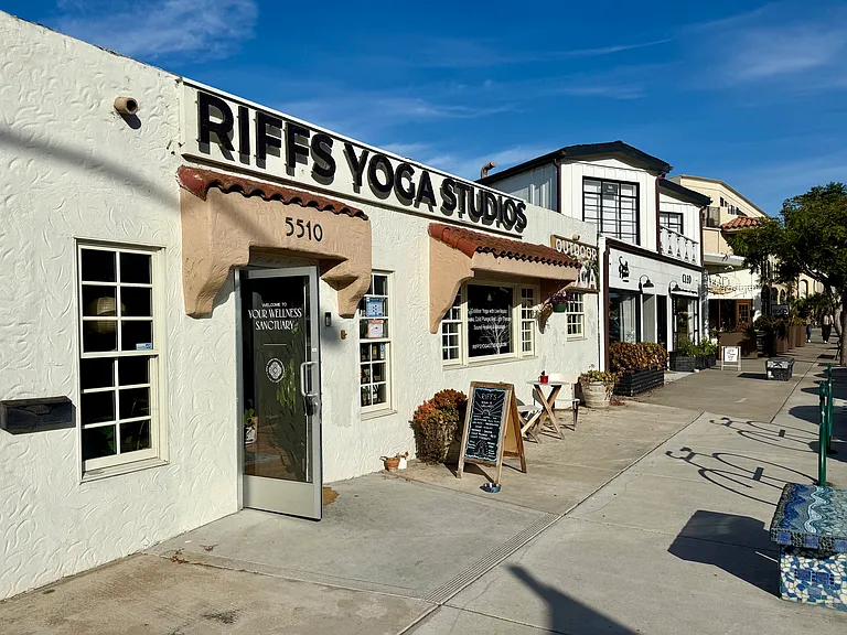 Riffs Yoga Studio - 250ft from condo