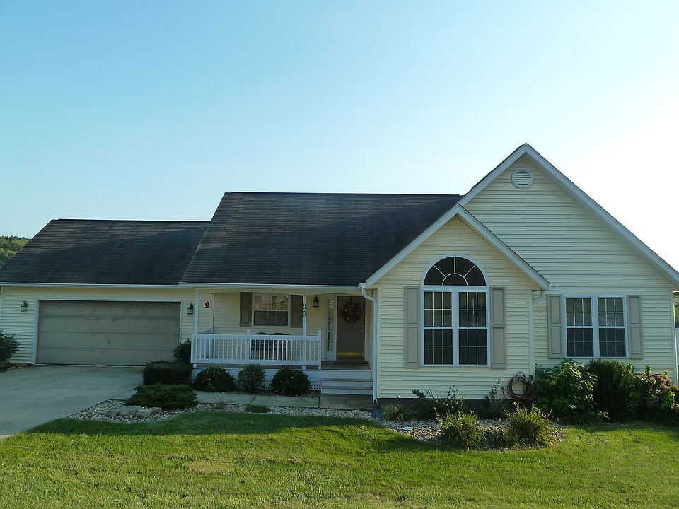 1st image of 822 E Clover Dr