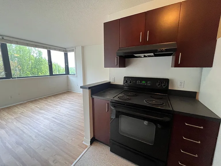 2020 SW Main St #602 — Photo 8