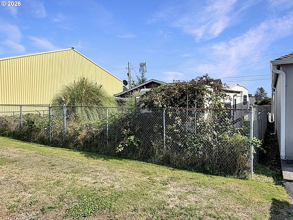 4th image of 636 Hemlock St
