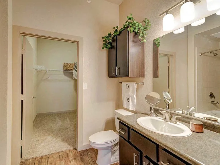 Upgraded & Spacious Bathroom
