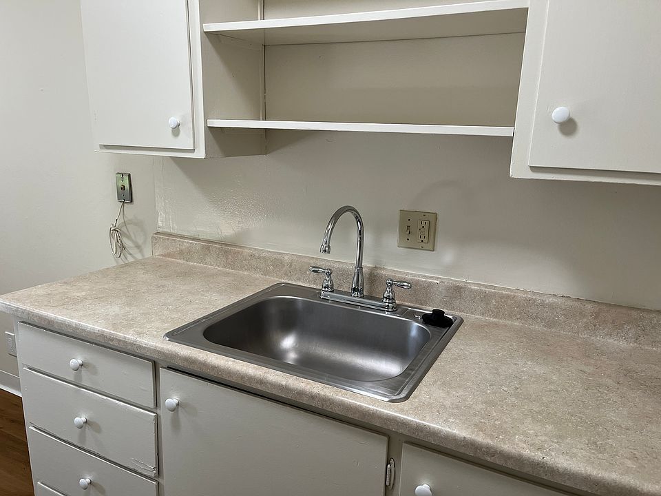 Kitchen in the downstairs Large 1BR units.