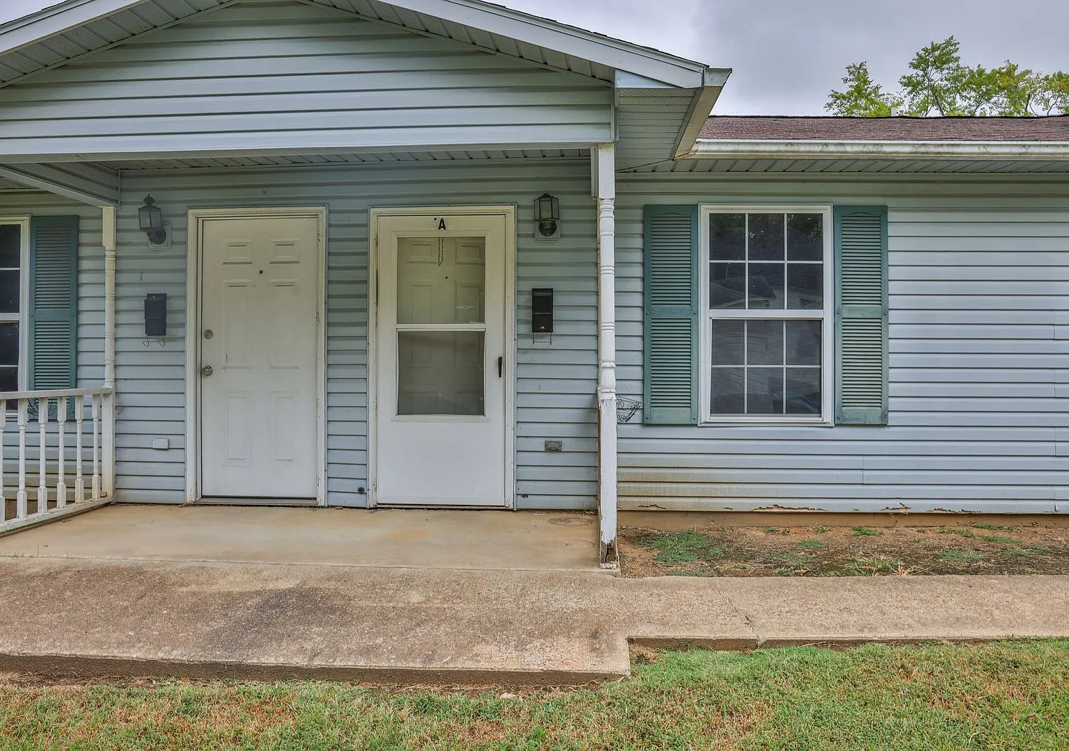 2 BD, 2 BA Desirable Duplex in Martin! — Photo 2