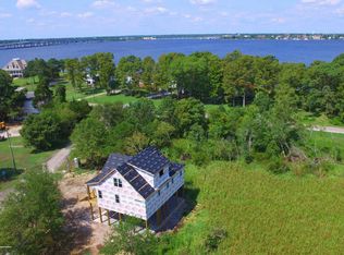 426 Riverside Dr, New Bern, NC 28560