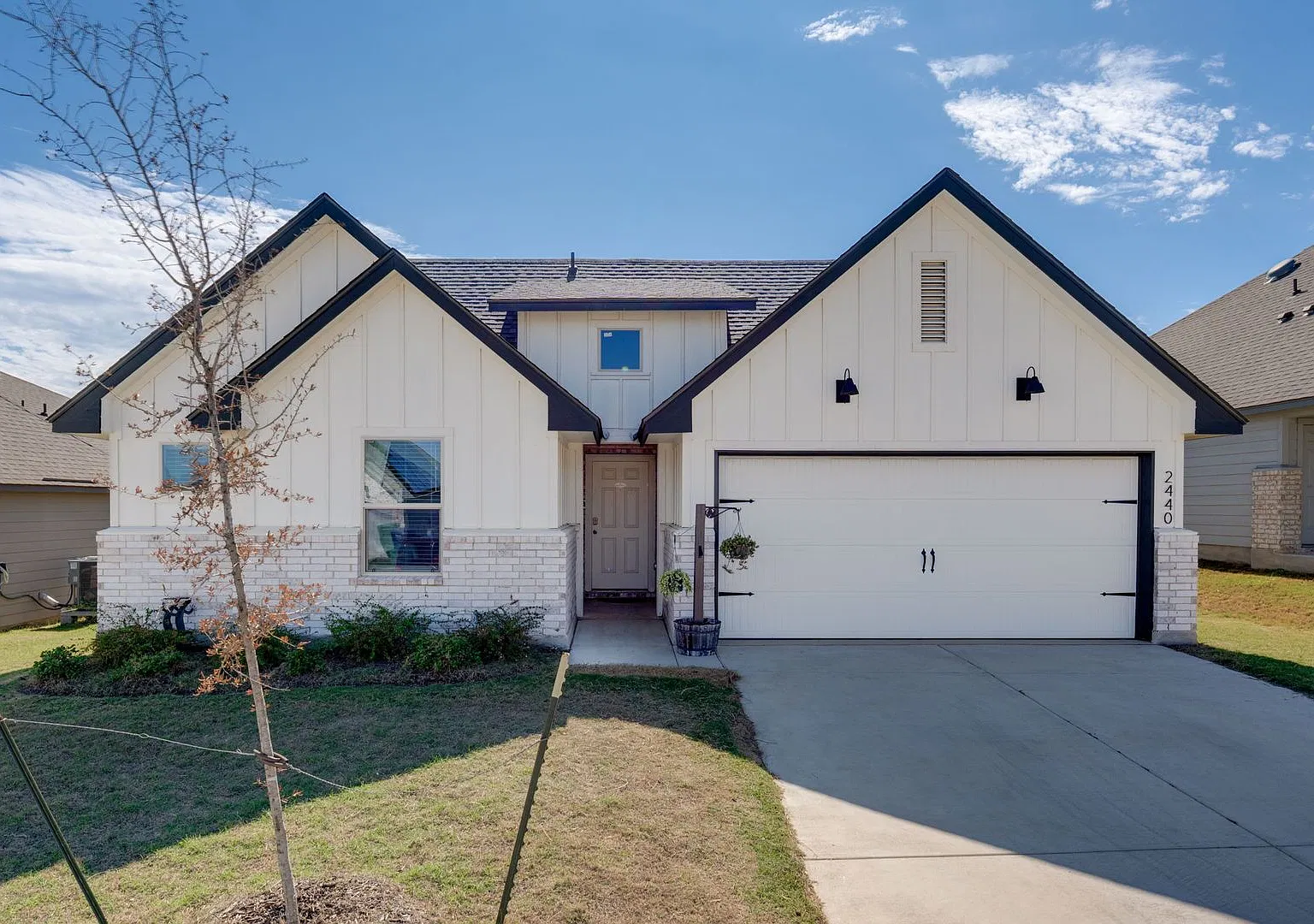 2440 Muscovy Dr — Photo 1
