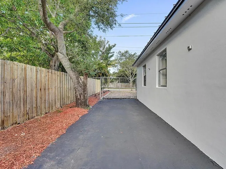 1836 SW 9th Ave — Photo 48
