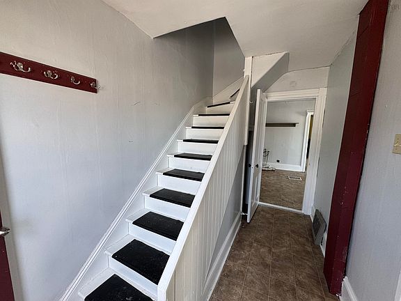 3rd image of 180 Rutherford St