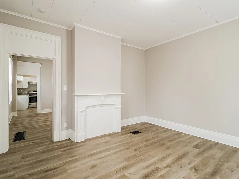 963323_018_living_room_13076557.jpg