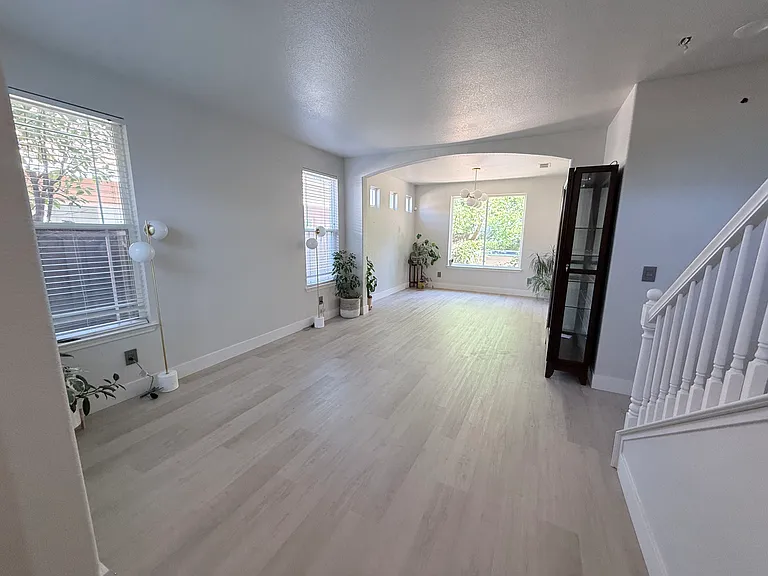 972 Cameron Dr — Photo 2