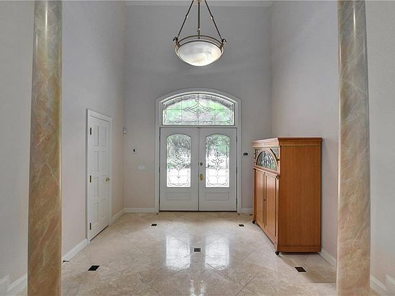 4th image of 8 Westhampton Dr