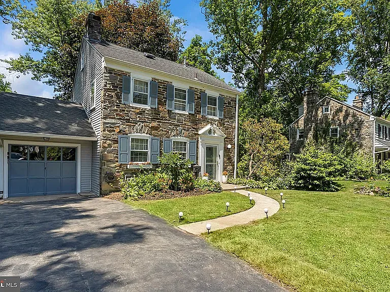 514 E Wynnewood Rd — Photo 2